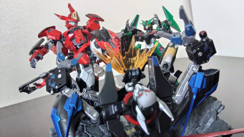 実際にはジャンクパーツで作られているため見た目だけで弱いただのコケ脅し形態でもある。