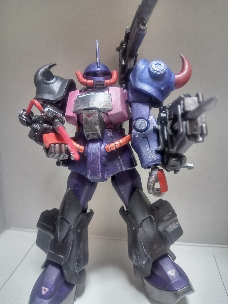 バックパック部分にジャンクパーツを組み合わせたビーム砲を取り付け、ハンドパーツも取り替えています。ヒートロッドの部分は小型のビームサーベルとビーム砲が切り替えられると言う設定で弄ってます。