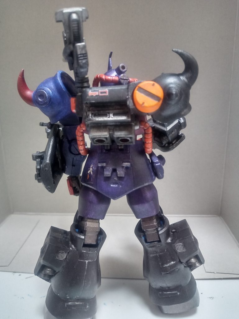 元あったフィンガーバルカンはマグネットを埋め込み腰部にセットできるようにしています。今回どうしてもグフレディのデカールが使いたくて貼ってみましたがうまく目立たず失敗でした^^;デカールに関しては何度貼っても全く上達しませんね。