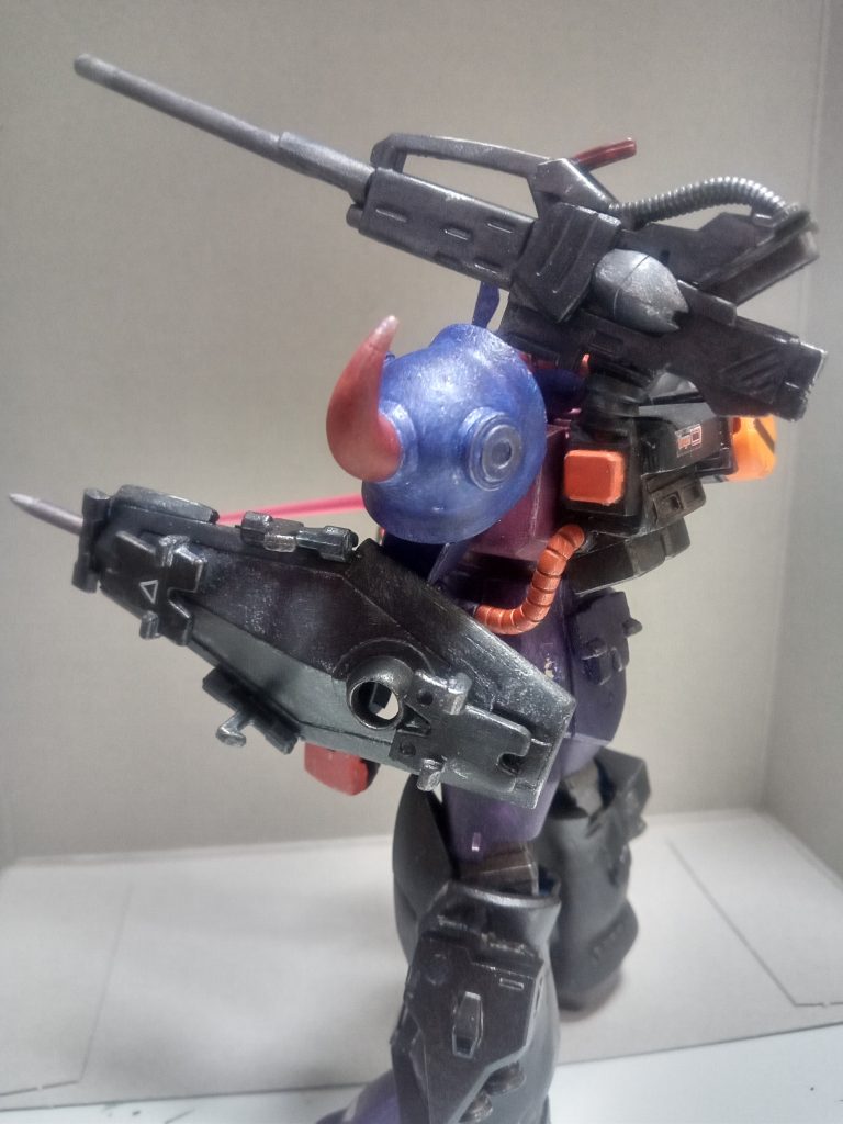 ビーム砲は100均のプチプロックのジョイントパーツでバックパックと取り付けてあるのである程度動かすことも可能です。ジョイントパーツが目立たないように上からストローの蛇腹で隠してます。