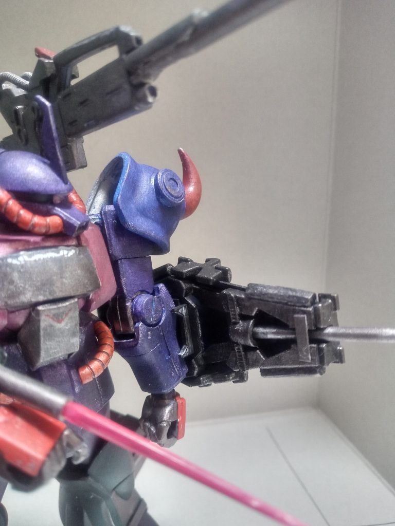 シールドはマグネットを埋め込んで磁石での取り外しが出来るようにしています。また、切り札としてパイルバンカーを撃てるように改造を施しました。