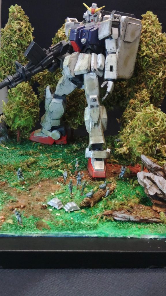 人を塗るの苦労しました。これも100均の、軍人さんです。