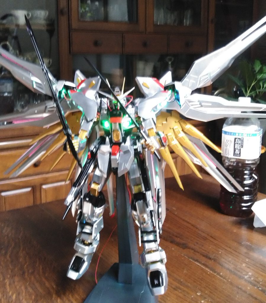 二刀流　1/100デスティニーの剣と1/100バルバトスの剣持たしてみました。