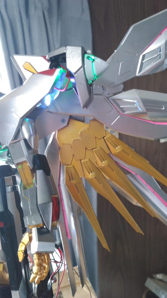 因みに電飾はgnドライブ、頭、胸部は緑にして間接部、足のスラスター部両肩のスラスター部は色が変化するLEDを使用してます。　  
