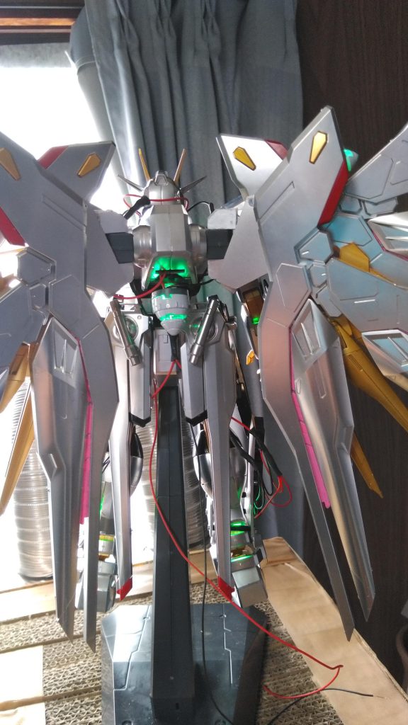 電飾のスイッチは背中のgnドライブが押しボタン式のスイッチになってます。　電池はボタン電池6個(片足に3個)使用。両足に装着しました。