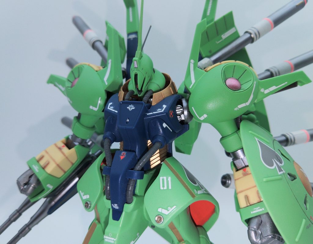 そんなアンバランスな体を表情の読めない顔と、古代の戦士然としたラウンドシールドでまとめているのがパラス・アテネの魅力です。