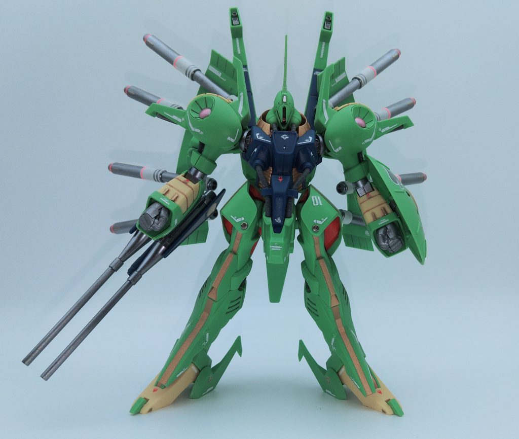 一見優雅に見える機体なのですが、正面から見ると上半身がゴリラ、下半身がバッタ、背中に羽根と後光までさしていたり、なかなかのキメラ状態です。