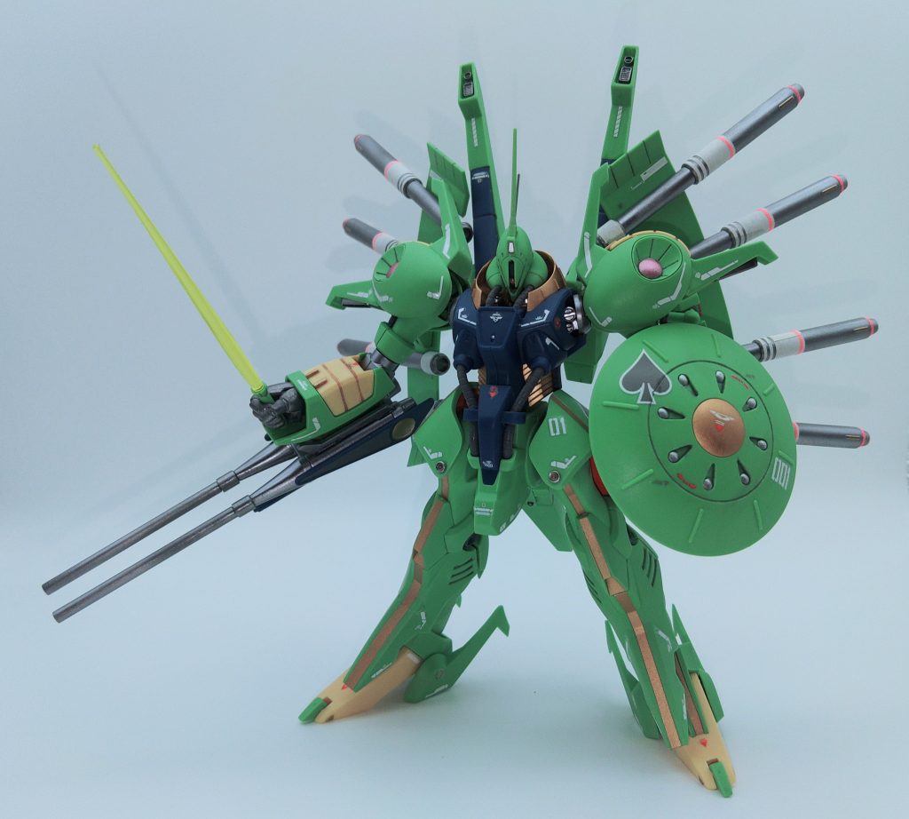 パラス・アテネ、パーツごとに見ると直線と曲線が各部バラバラで整合性がとれていないように見えるのに、全体のバランスは神々しささえ感じます。これは所属を変え、それぞれの事象の整合性はとらず躊躇しつつも自らのために戦うレコア・ロンドを象徴した機体だと考えます。個人的にはデザインも設定もガチガチに完成されすぎていてバリエーション展開が難しい機体だとも思います。製作途中はこちら↓https://x.com/monobya/status/1874616880910279103?t=xqLevys6h-05ovJVhVa1Yw&s=19