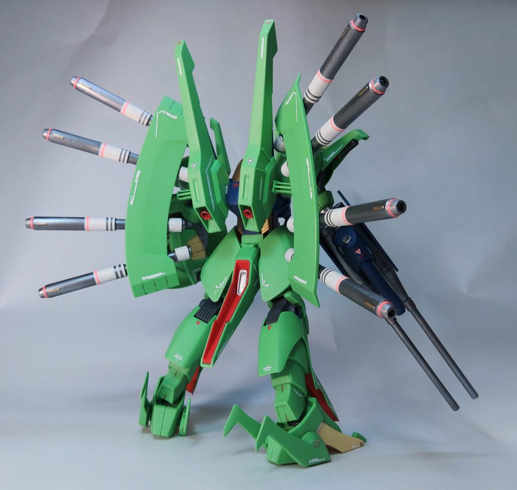 改造点は絞って立ちポーズがキレイになるように作っています。・肩のスイング機構の削りこみによる拡張・首位置の付け根変更・腰接続部の角度変更・バックパック付け根位置の変更・スネアーマーの角度変更などです。その他ミサイルや肩のスラスターなど微妙に位置調整をしています。