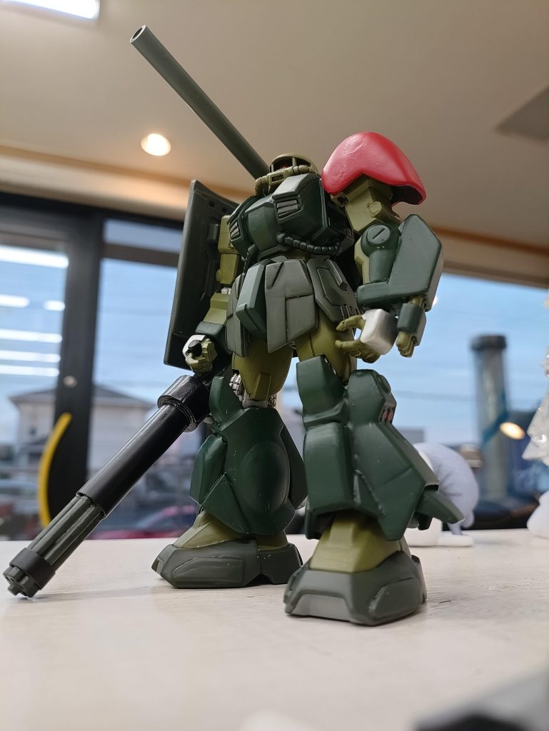 左手がしょぼかったのでプラ版から切り出し作成したり、ショルダーアーマーを丸くしたり