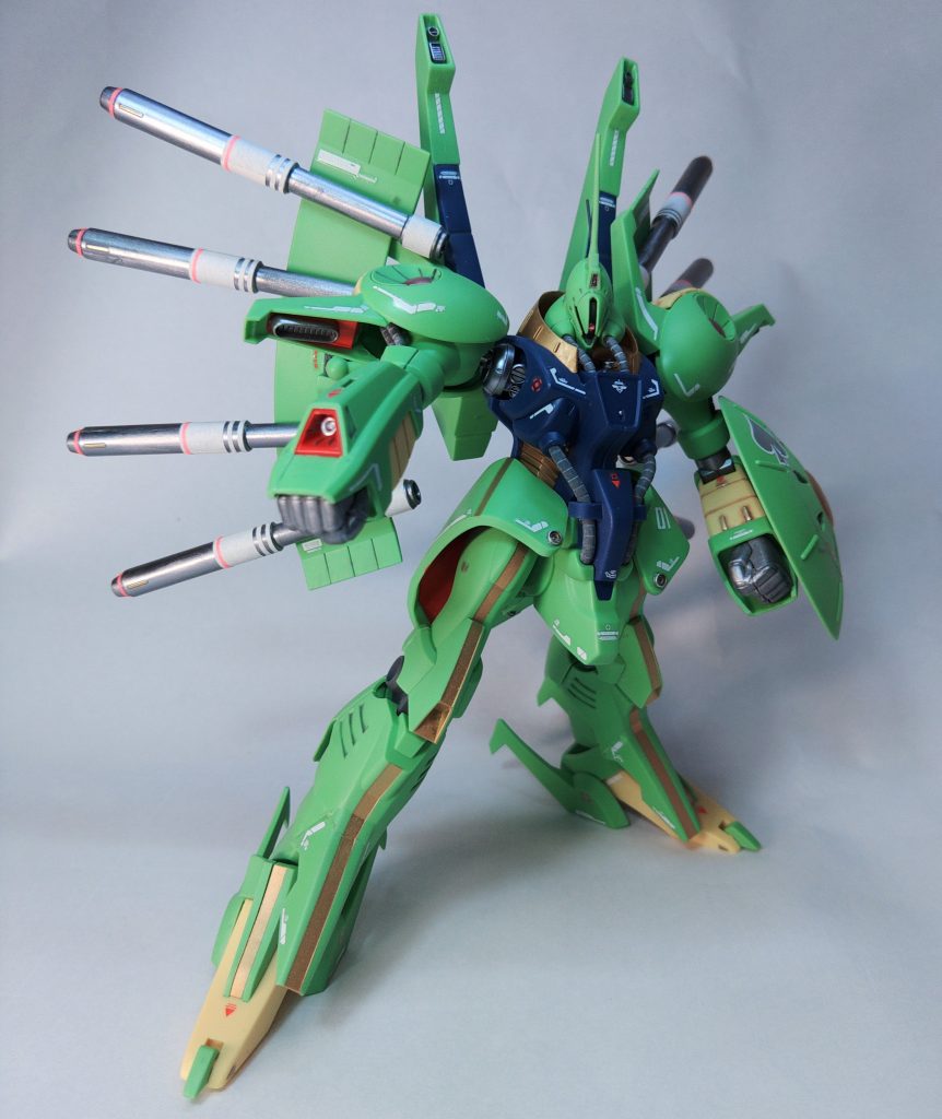 重武装で小回りは効かなさそうですが、殴り合っても強そうな手首に更に腕部内装メガ粒子砲と距離を詰められても対応できるようなスキのない設計ですね。