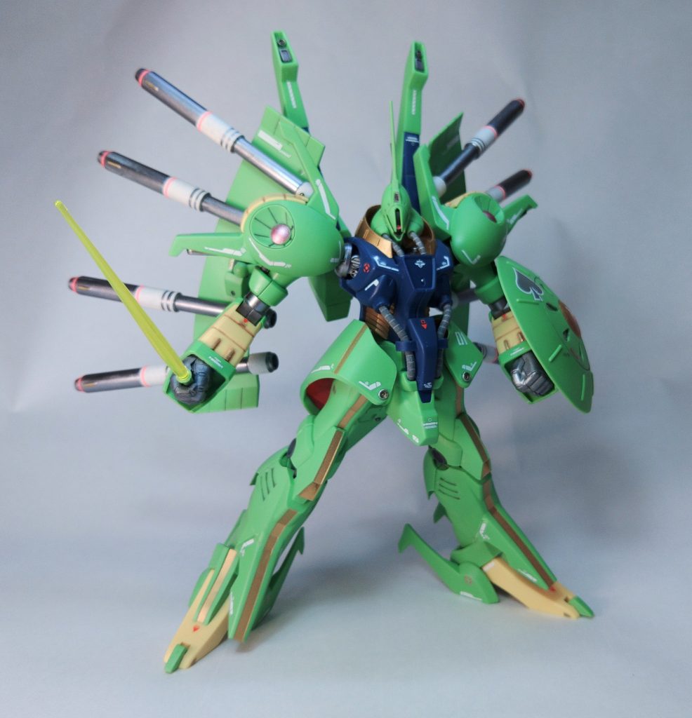 サーベルは体型に対しては短いです。しかし握力マシマシの手首と相まって、出力が凝縮されていそうで見るからに強そうですね。ローマ戦士の持つグラディウスを思い浮かべます。