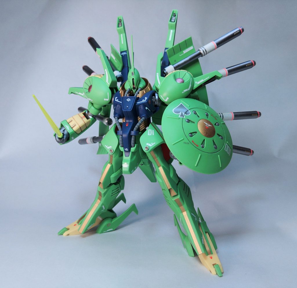 デカールはティターンズマークとジュピトリスマークを使うか迷いましたが、設計者のシロッコのティターンズに属しきれていない性格と、レコアの所属の曖昧さからカットその分RGサザビーのデカールを戦化粧的に貼って、トランプでパラスアテネを暗示するスペード♠️マークを貼りました。