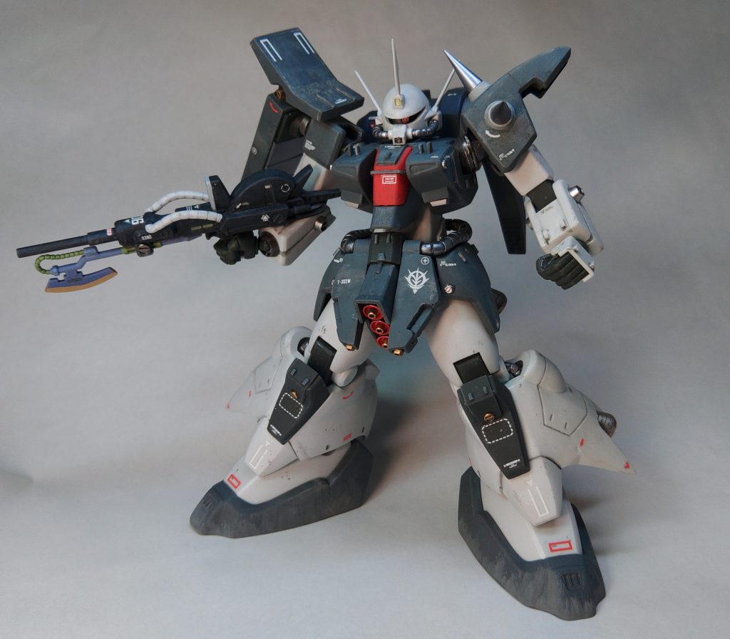 ザクⅢバリエーションのハマーン軍仕様のイメージで製作なので、ラカン機からマイナーチェンジしています。ノーマルのザクⅢからの変更点は３箇所です。・コクピットハッチの装甲強化・ライフルにロングバレルと銃剣の代わりにヒートホークの装着・膝アーマーにオプションラッチの蓋風ディテールを追加