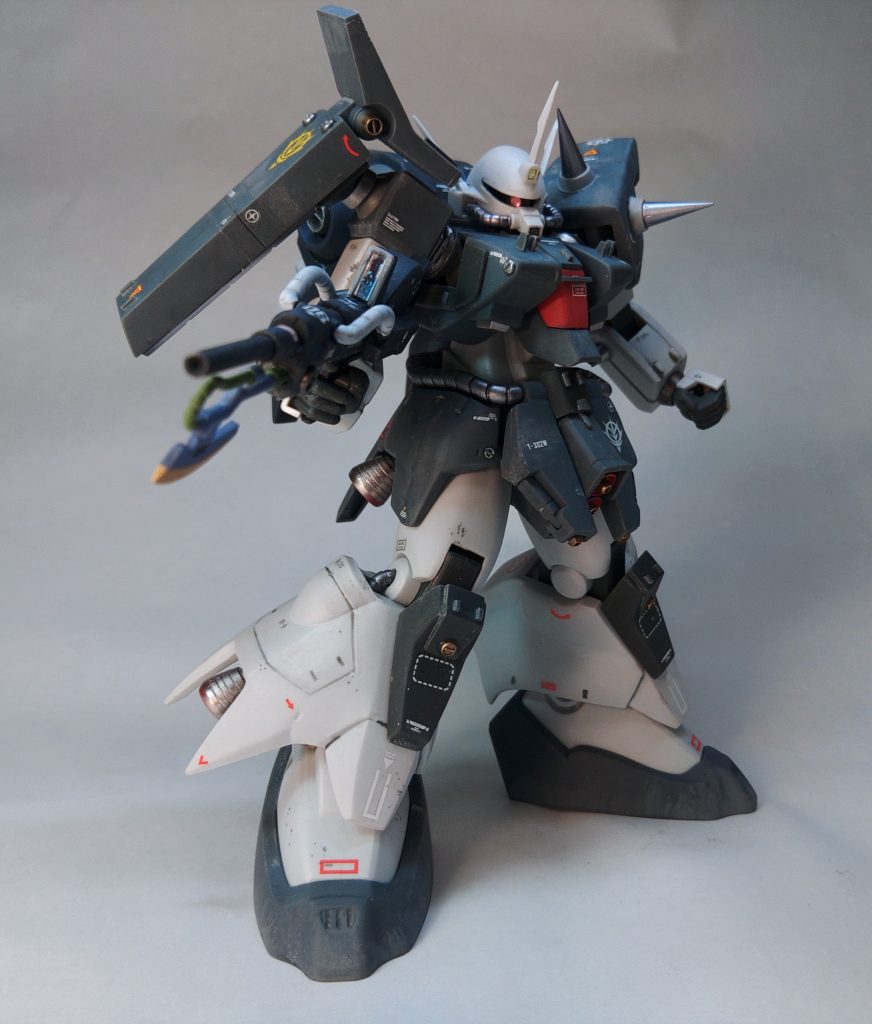 地味ですがライフルの改造によってこじんまりとしたシルエットに変化を着けています。基本は成型色を活かしていますが、それだけでは少し寂しいので、金属色のみ塗装しています。色味が変わってしまった部分は汚しやデカールで修正していますが、なかなか難しかったです。