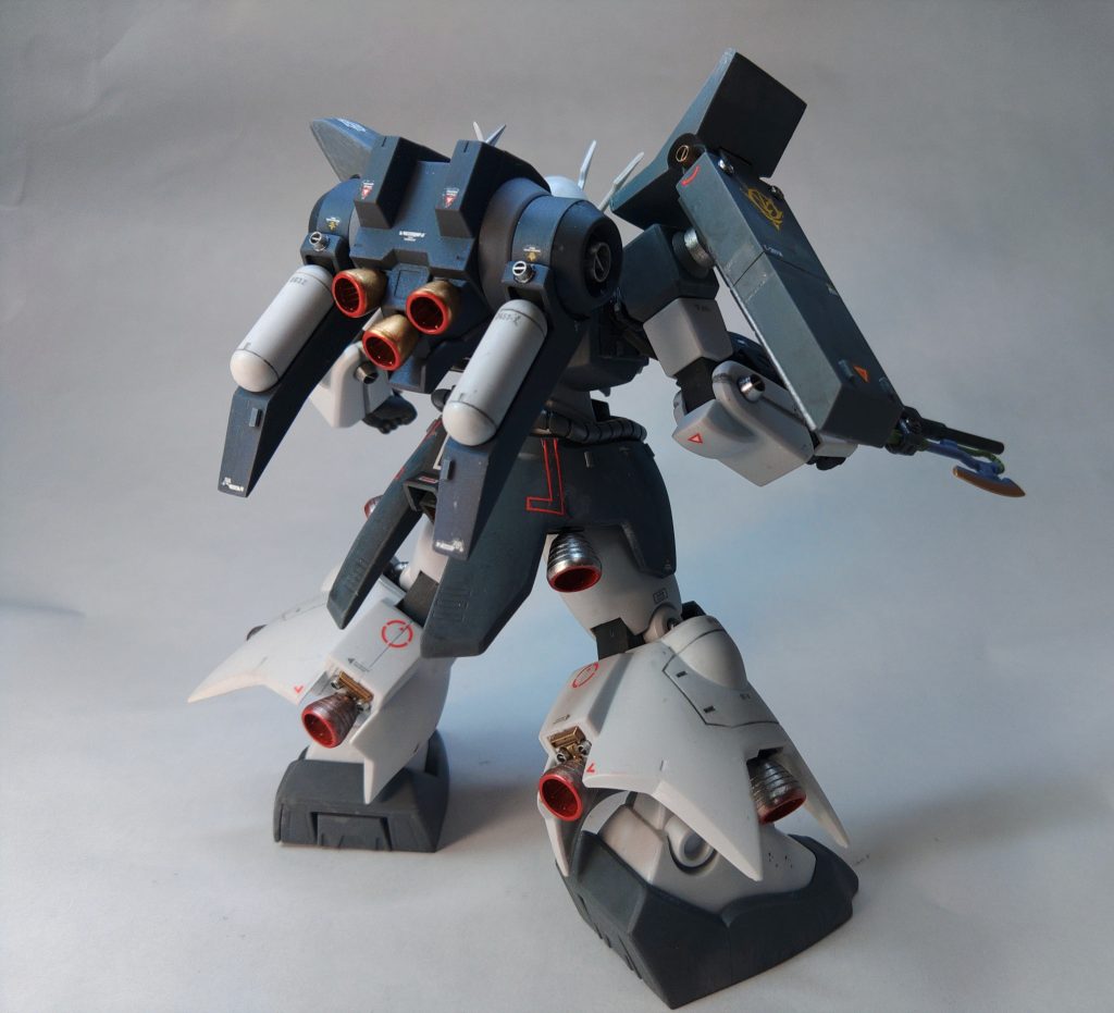 バックパックは左右の稼働式バインダーの間に、市販のバーニアパーツを挟んで大型化しています。この改造で背面ショットに迫力が出たかなと思います。