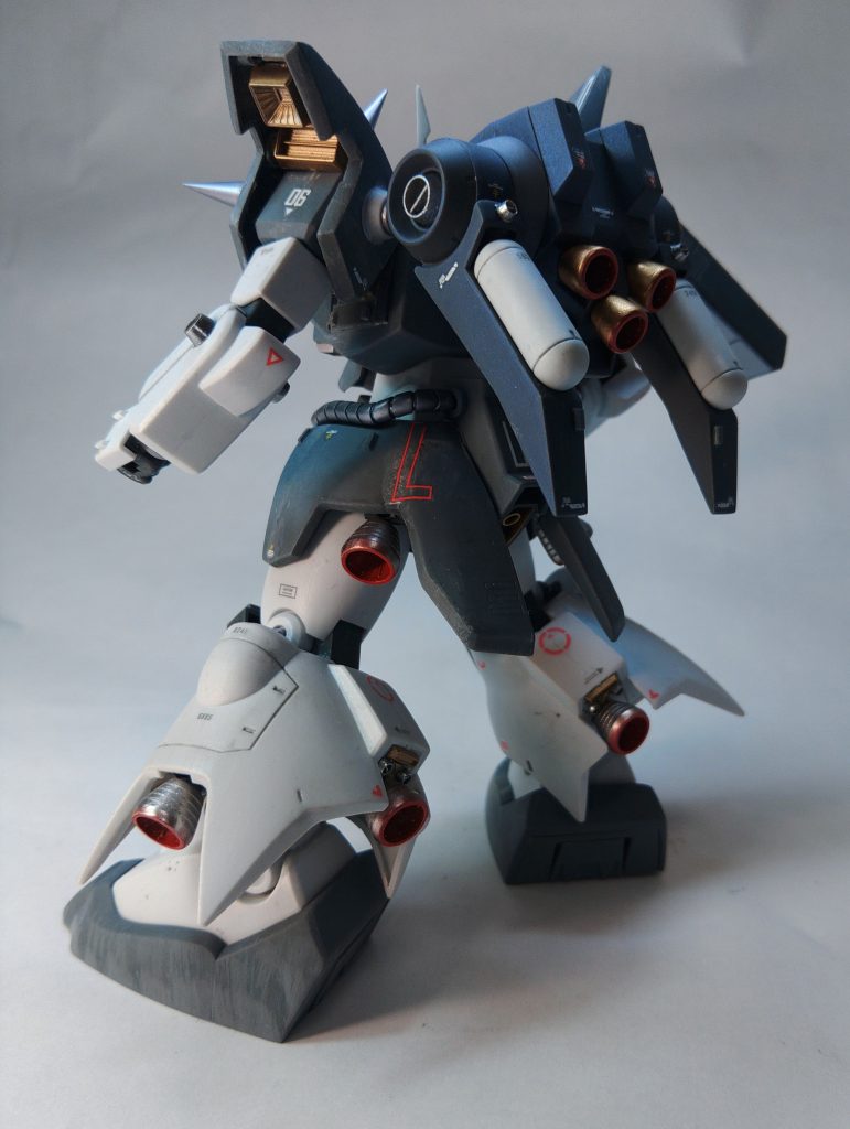 そこそこ古いキットなので、本体のバランス調整をメインに以下の点を改造しました。・頭部の小型化+目付きを鋭くする。・肩にボールジョイント入れて取り付け位置を上方に修正・スネを幅増しして可動域を広げる。・バックパックを大型化しつつ取り付け位置を上にずらす。・スパイクアーマー、シールド、フロンアーマーの大型化・ライフルのグリップを少し後ろにさげて、バレルをランナーで追加これらをランナータグがほぼほぼ枯渇するまで手を加えました。部分的にランナーを溶かして使ったりもしていますが、色味が変わってしまったところはデカールなどでぼかしています。