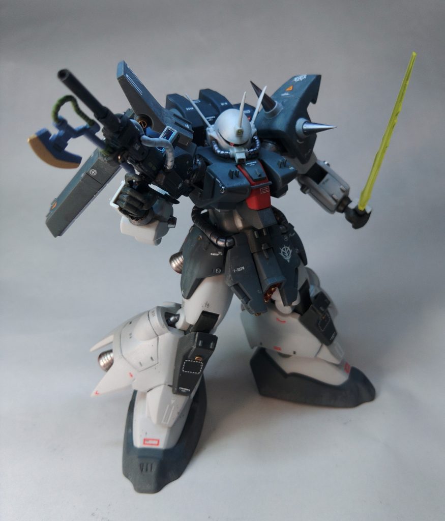 キットのサーベルはグレーの成型色なので、HGUCサザビーの刀身を使って、切り出した柄に真鍮線で繋いでいます。この角度だと目付きを鋭く改造した効果が良くでていると思います。