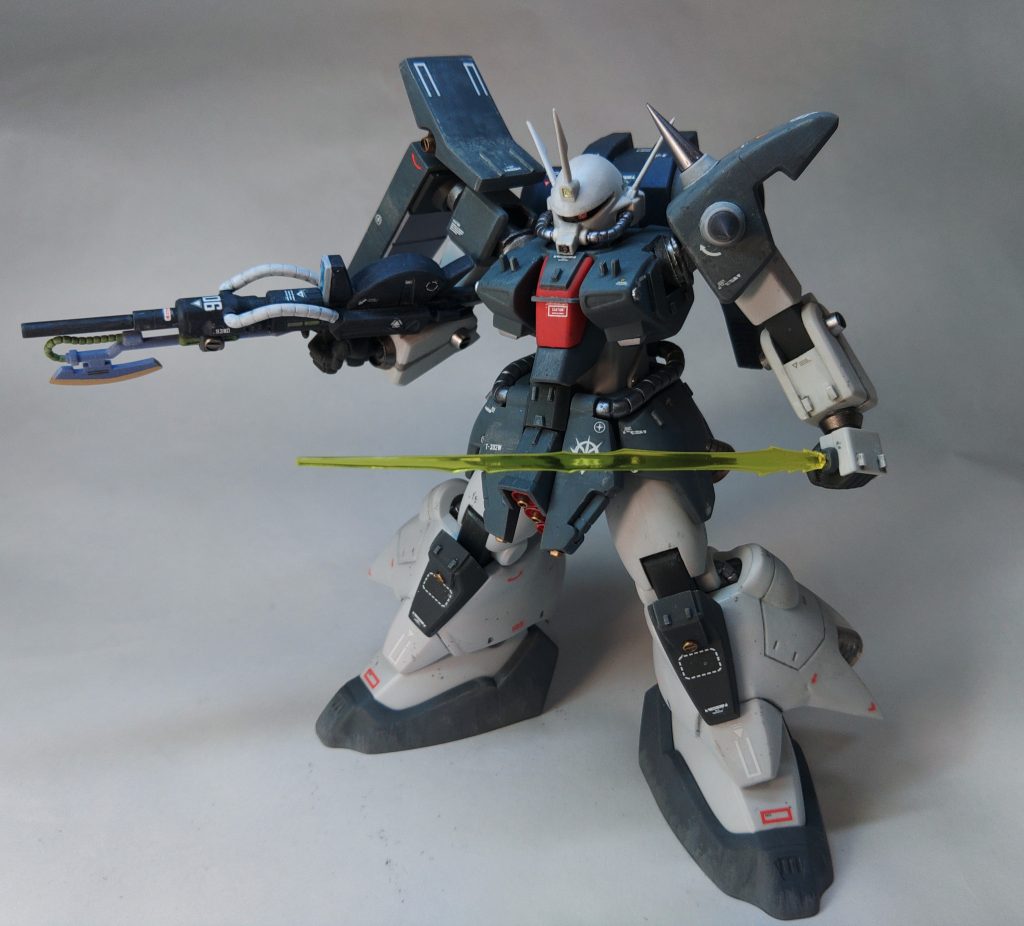 パッケージアートに近い角度でサーベル展開その2各部のプラ板の小片的なモールドもランナータグを使っています。