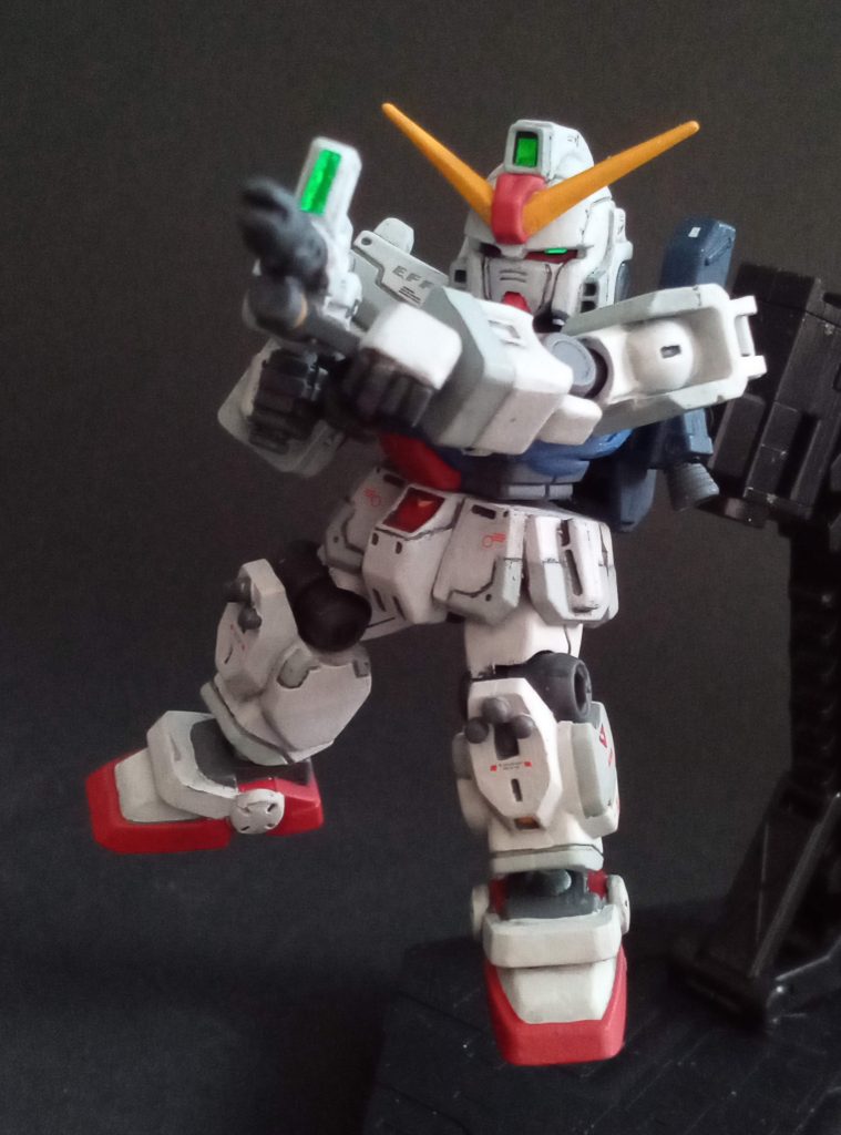 ビームライフル両手持ち。