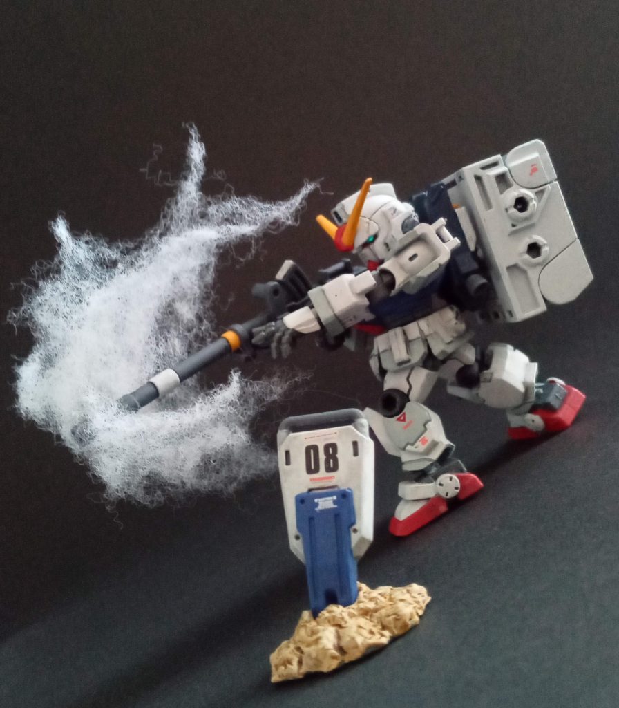 OPのいわゆる”輝き撃ち”シールドの土台は、べースカラーで塗って、シェイドカラーで陰影つけて、白っぽい色でドライブラシしました。なんちゃってですけどいい感じに出来たと思います。爆風は綿でやってみました。実際こんな感じではないですけどね(>_<)