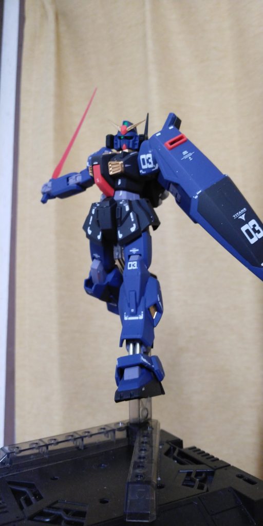 膝の機番の向きが左右逆だってことに気がついた時にはもうトップコートまで吹いた後でした左右対象かと思ってたけど微妙に左右差あったのね