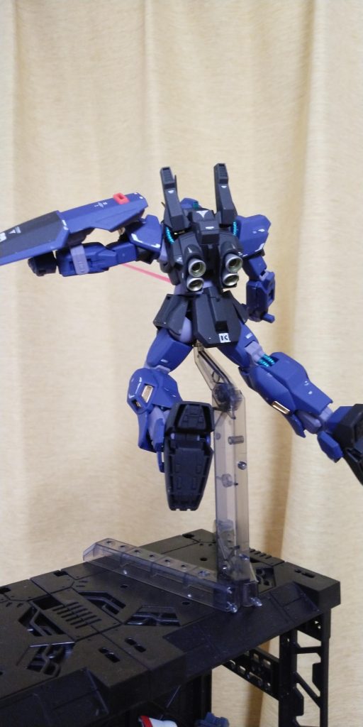 好き嫌いはありますが私はバーニア(？)をシルバーにするの好きあとはイエローの部品をゴールドに塗るのも好き