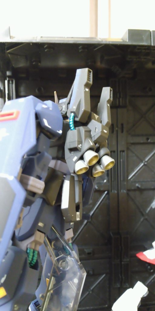 パイプはリアリティの欠片もない青竹色に、単純に好みです定期的に塗りたくなる綺麗な色です