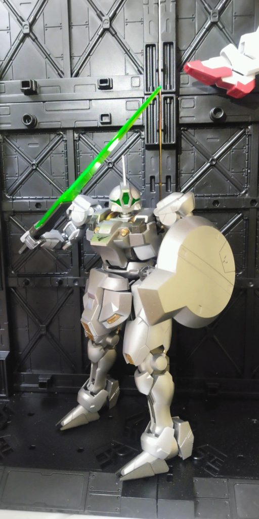 結局使ったのは頭だけになってしまいました30MFのような甲冑風のMSを目指していたので手足はなるべくシンプルで曲面のもの、腰部と股部はガッチリとしつつ角張りすぎないように かつ安く という目標をクリアするためディランザとエアリアルをドナーに