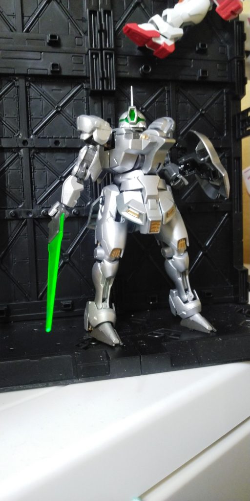 甲冑風MSといえばマ・クベなのでパイロットは水星時空に迷い混んだマ・クベ、パーツの出所とかその辺をどうにかまとめるために校長に出世させましたそれに伴ってカラーも水色や青竹色にしようかとも思ったのですが、後付け設定より初期構想を優先させて甲冑らしいシルバーに