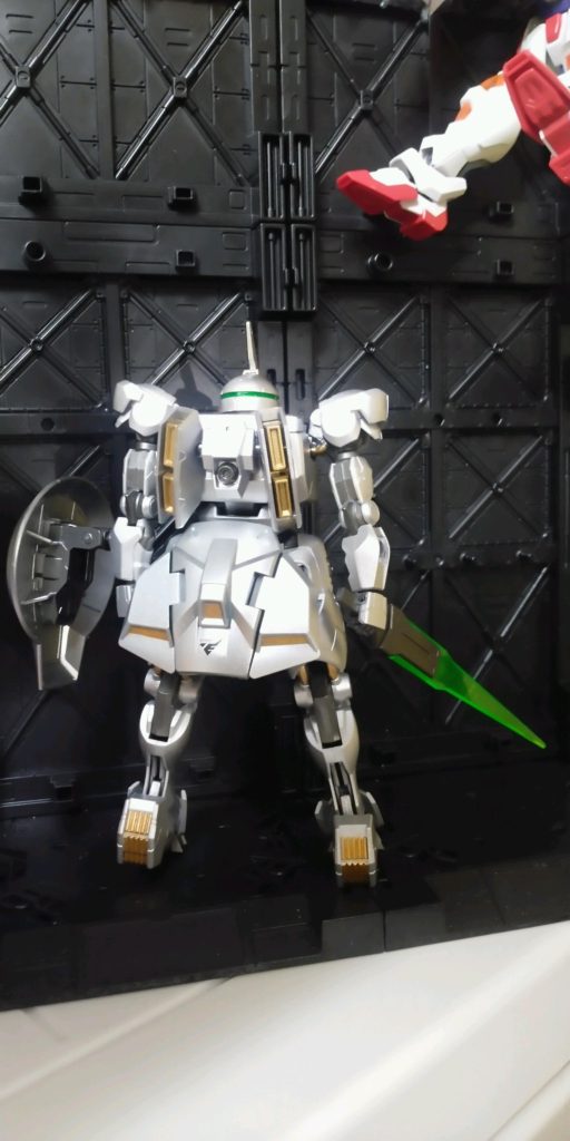 差し色でゴールドとフレームなどに黒鉄色デカールもコーションは貼らずシンプルに盾に大きくアスティカシアロゴを入れるのもアリなんですがそんな大判デカール手元にないので...