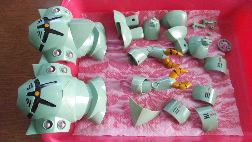 運良くホビーオフで旧キットゾックのジャンクをみつけましたので、いじってみました。塗装の為に、分解してまずは中途半端に塗られた塗装をはがし、後ハメ加工、合わせ目消し等を行いました。