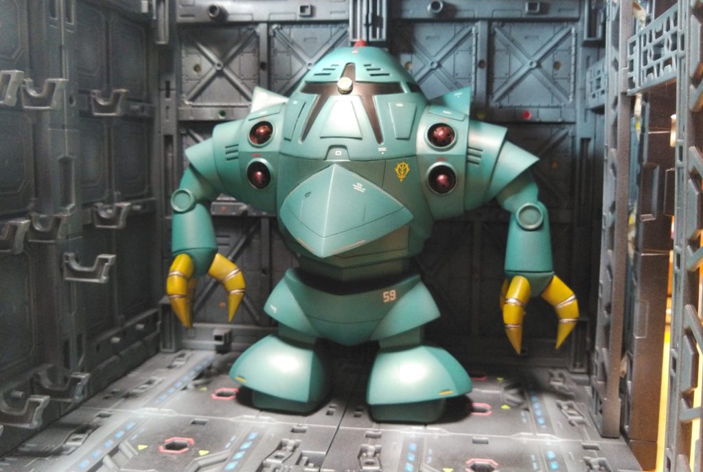 初めてのグラデーション塗装。予想よりは上手く行きました。なかなか気に入ってます。モノアイは磁石で可動出来るように細工しています。100均のディスプレイベースに飾りました。これ、塗装するとぐっとクオリティが上がりますね。