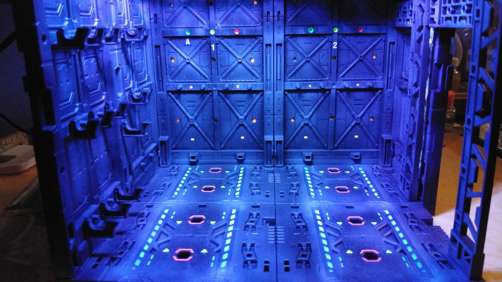 背面、底面に蛍光塗料を使い、ブラックライトで照らすとカタパルト風になります。