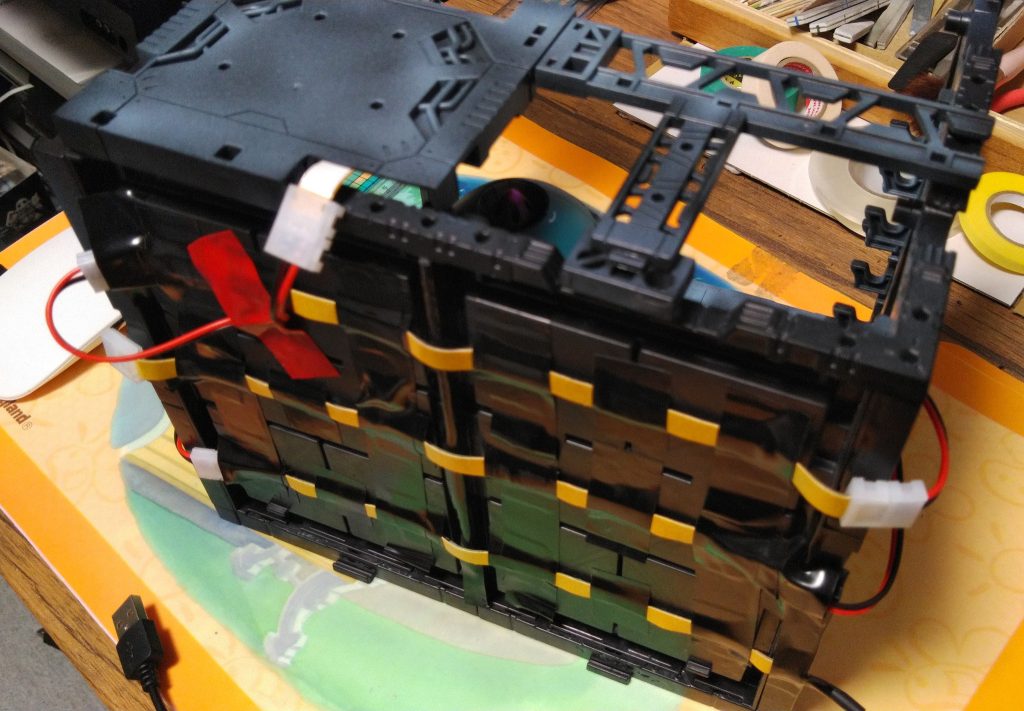 穴を開けて背面からこれまた100均のLEDテープライトを仕込みました。