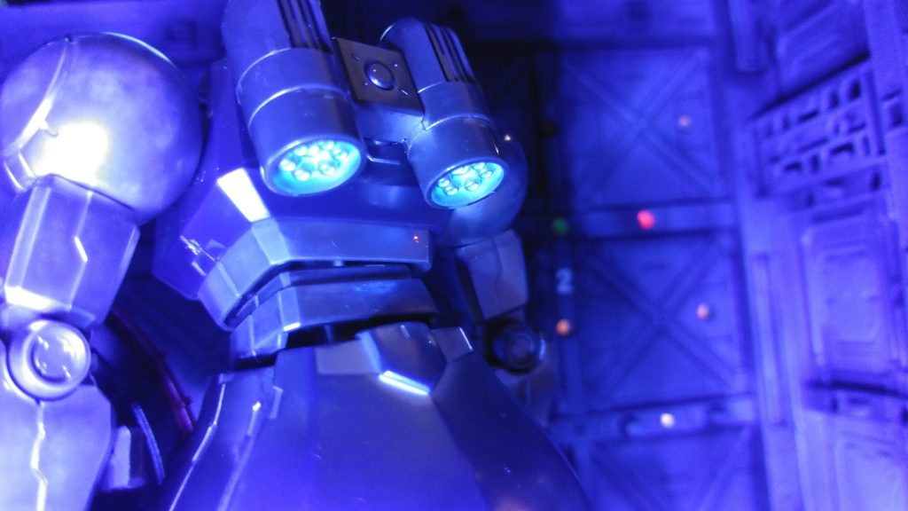 モノアイ、盾、サーベル、バックパックは蛍光塗料で光ります。