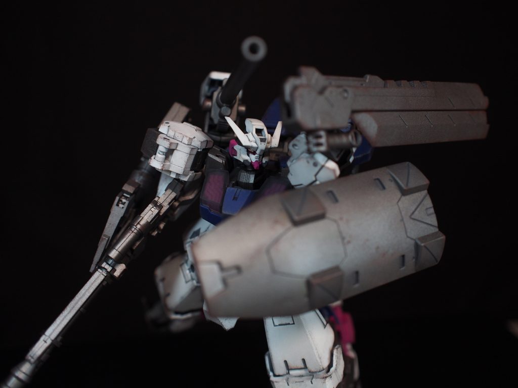 畳んだデモリッションナイフとキマリストルーパーの盾。今作の武器、盾、関節のメタリックはガイアノーツのサーフェイサーエヴォ　ガンメタを使用しています。質感が重厚ですごく良いです。