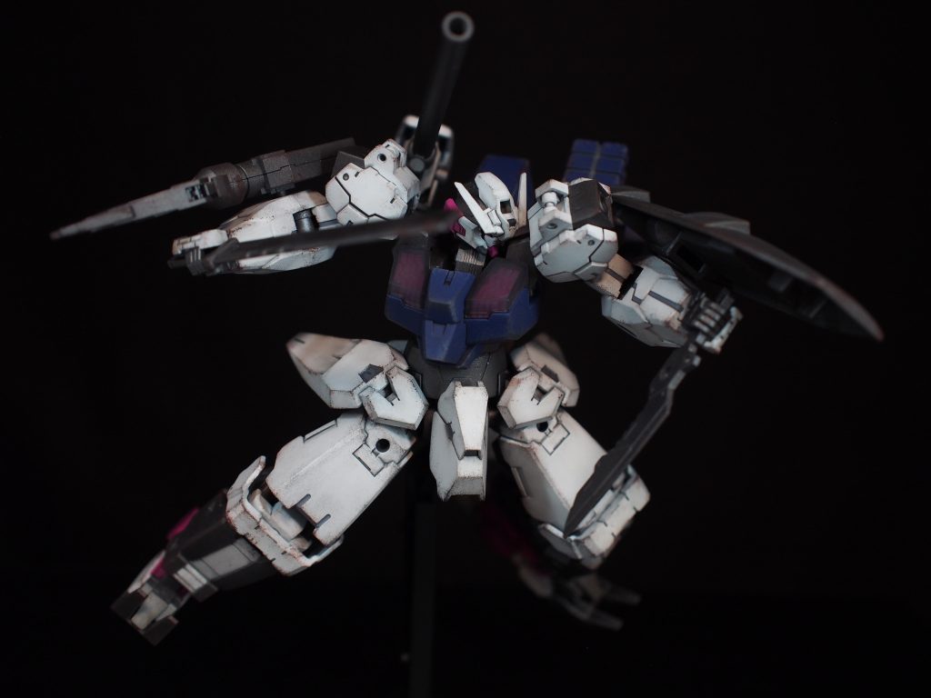 ミサイルポッドに懸架したナイフとキマリストルーパーの剣で二刀流。