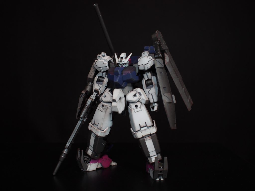ガンダムアスタロトの頭部と装備を使用し、30MMとガンダムルブリスウルをミキシングして制作しました！鉄血らしい無骨さと、鉄血らしくない着ぶくれ感（重装備感）を両立させたいと思って作ったものになります。