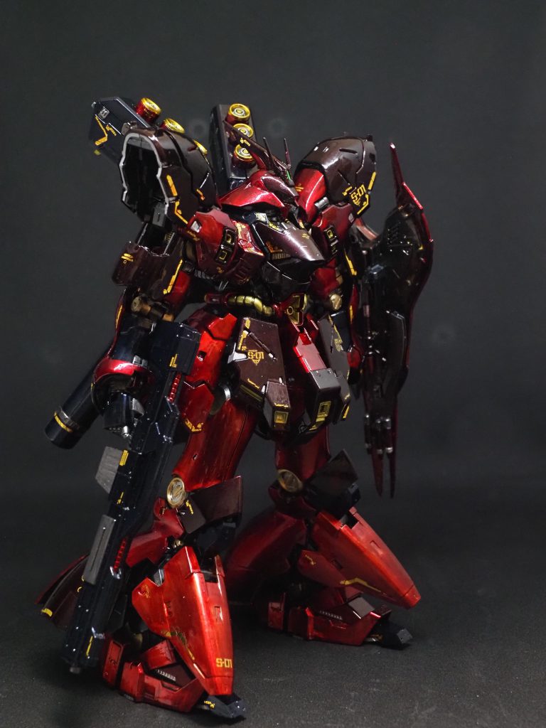 塗り分け自体はかなり気に入りました。アズキ色?下地にアクリジョン黒鉄色にガイアカラークリアレッドを2回濃い目のレッドは、アクリジョンシルバーにガイアカラークリアレッドを4回明るめのレッドはアクリジョンゴールドにガイアカラークリアレッドを2回です黒い部分はガイアカラー、プリズムブルーブラックです。全て下地をアルティメットブラックを塗ってからです。めっちゃ厚塗りになりました。