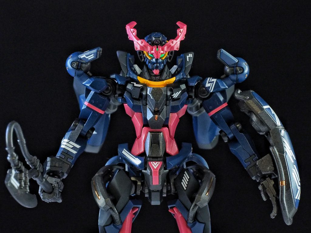 今回の制作テーマは「ただ組み上げることを楽しもう」です。ヤスリがけやモールド彫り直しは無し。そして彫り直ししないのでスミ入れも無し。となると暗いカラーリングが良いだろう、ということでマークII、更に少しひねってキュベレイMarkⅡのカラーリングでランナー塗装しようと決めました。