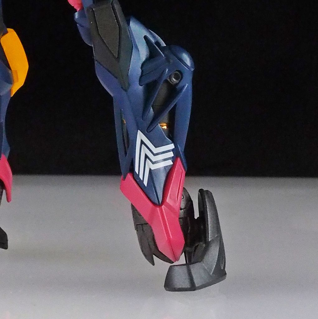 もう一つの制作テーマが「ですぴよさんデザインのアシタのデカールを使おう」でした。ネクスポやTwitterで作例を拝見して一目惚れ即購入したデカールで、今作でやっと使うことが出来ました。脛のエッジにデカールのデザインを合わせた箇所が今回のドヤポイントです😆