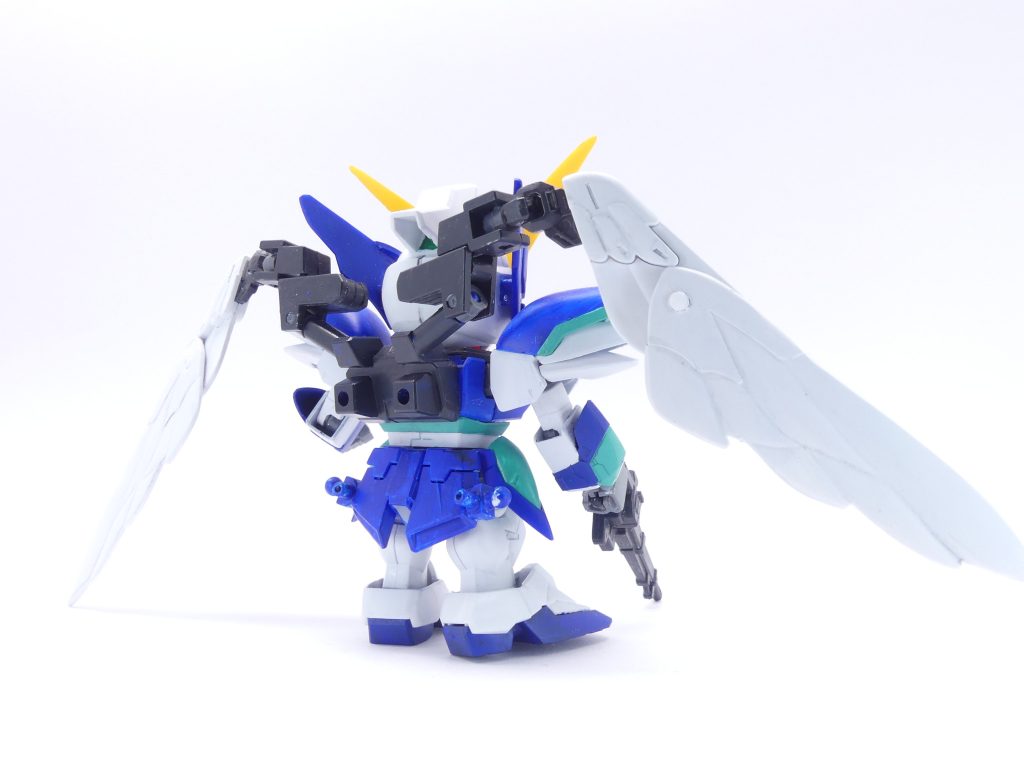 今回はオフィシャルレギュレーションであることはもとより、元ネタである「最強プレイングブック」の（できる限りキット同士のミキシングを重視してきた、というかもとネタセラフィムはゼロカスの組み替え改造）仕様にのっとり、ゼロカス3キットのパーツのみで製作しています（翼部分のプラ棒のみランナー）。具体的にはこんな感じ。・素体…BBウイングEW・前腕から先・翼の先・大気圏突入用ウイング…SDEXウイングゼロEW・角・耳（？）・バックパック・翼基部・ツインバスターライフル…BBウイングゼロカスタム総合的に、加工がしやすいもの、翼を大きく、ツインバスターライフルは不格好でもシングルといった方針に…元ネタセラフィムは小羽根をメインの翼に仕立てていますが、SDでは単体だと自在に可動できる子羽根が無かったため…BBゼロカスのバックパックに軸を細くしたBBゼロカス小羽根を接続し、SDEXの小羽根ででかくするという方策をとりました。