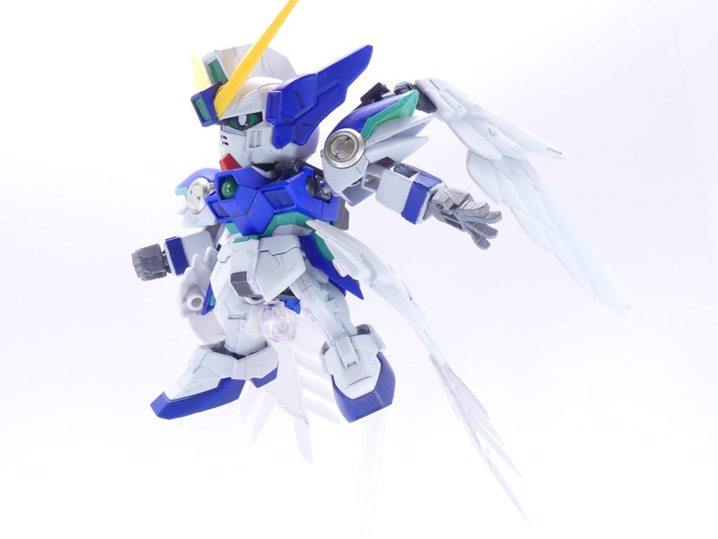 大気圏突入用ウイングは、本来の設定（？）ではサイドアーマーから飛び出します。プレイングブックの漫画とキットを使ったジオラマストーリーでは出方が異なるので、SDEXのジョイントを移植し双方再現できるようにしておきました。左手はサダルスランダーで作っていたもの（PC-303ボールにSDCS平手を接着）です。