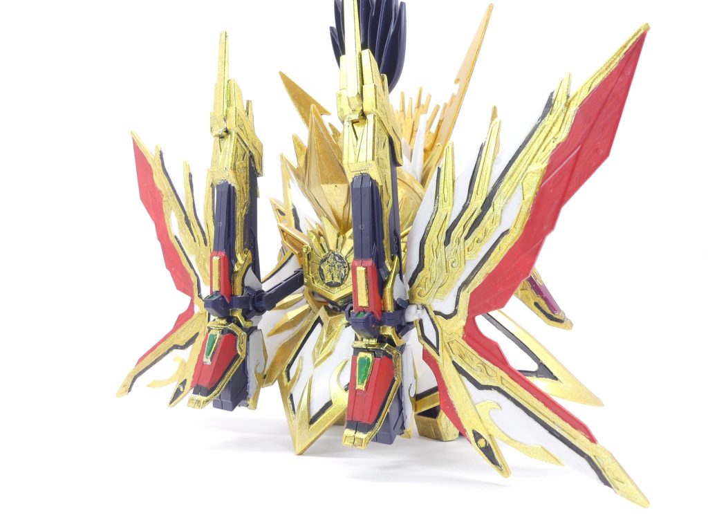 後ろから。今回は部分塗装。…半分以上を塗っているような…？SDWはデザインの都合で塗りが多いことはよく知られる事実です。今回もいつものように筆塗りで、ある程度は妥協しながら…キットのままのパーツはフレームと髪の毛くらい。目はキット付属シールです。