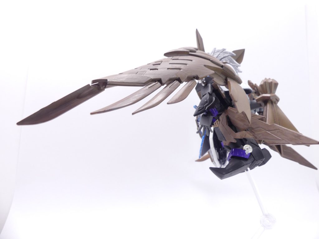 ※写真のガンプラは製作途中のものです※×月△日。…そう、だったんだ。自分が倒しているガンプラは、「なくなってる」んだ。ある人は諦めに近い感情で、またある人はここでの思い出をなくすまいと。それでも、この場所には魔力がある。「ガンプラバトル」。何度も何度も放送され、幾万もの改造ガンプラを生んだそれが、できるから。△月□日。このアプリを作った人たちに、メッセージを送り…私は指定座標にたどりついー…あなたは、知りたがりですね…ー…どしゅ。ここで、私の「エバーランド」は終わったーー…アマミチ。よく聞いてくれ。俺たちの守ってきた「エバーランド」は、「ガンプラバトル」をしてるんじゃない。今、あそこで行われてるのは、人と人との「戦争」だ…！（次回を待て！次回は春頃かも）