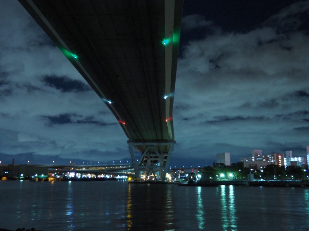 大阪南港の橋の下から撮影した写真を加工しました😃