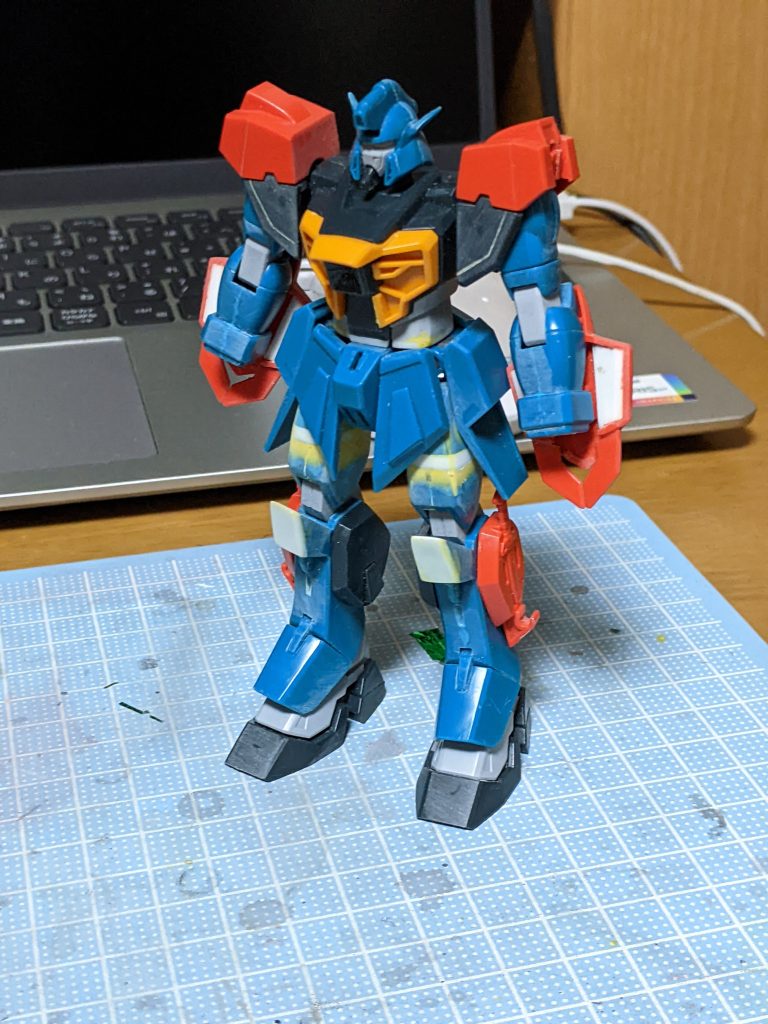 キットは武器の大きさに対して本体、特に下半身が貧弱に感じたので、延長工作を行いました。胴体で１ミリ、太ももで２ミリ延長しています。膝もプラ板を張ってボリュームアップしています。