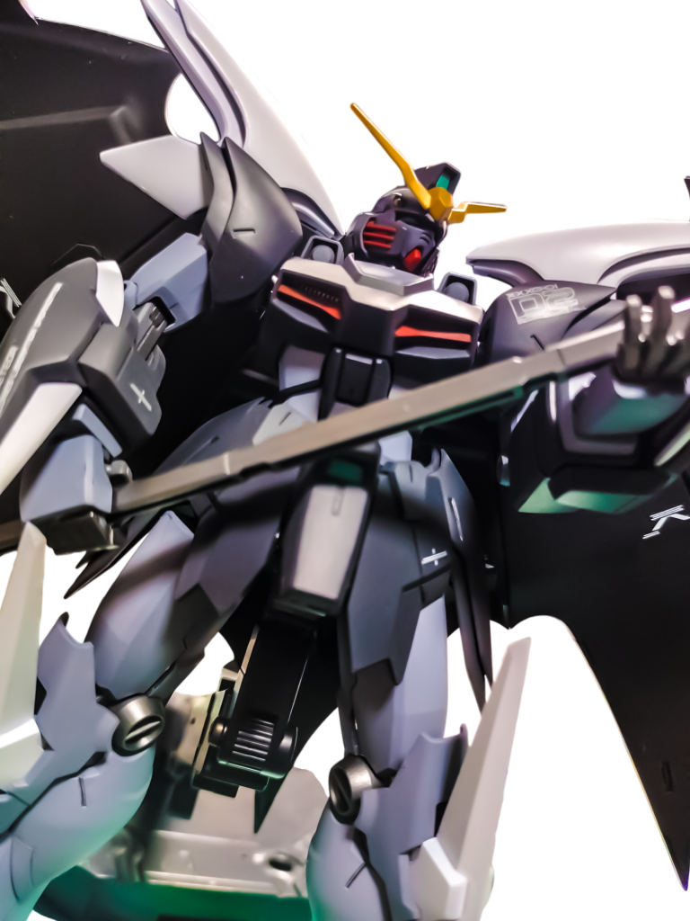 キット自体は割と紫寄りなグレーの成型色ですが、個人的にはOVA当時の1/144や1/100のキットも作っていましたので、そこまで紫はイメージにありませんでした。ニュートラルグレーにほんのりパープルを足して調色しています。黒はサフEVOブラックにつや消しをのせています。