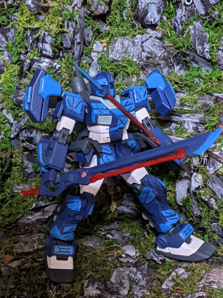 この機体のメインは圧倒的な近接での戦闘力にある。ツインビームスピアをはじめ、二刀の対艦刀、ナイフ二振り、腕のガトリングガンはこれらの取り回しを阻害しないように設計されている。